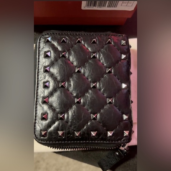 Valentino Garavani Rockstud Bifold Zip-Up Wallet Card Holder - Picture 5 of 16